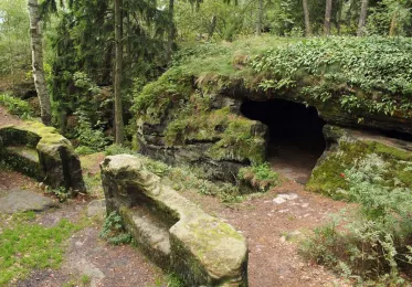 Zřícenina hradu Chlum - Kozlov, světničky ve skále