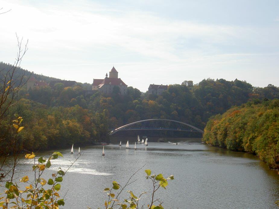 Brněnská přehrada a hrad Veveří (foto Dezidor CC BY-SA 3.0)