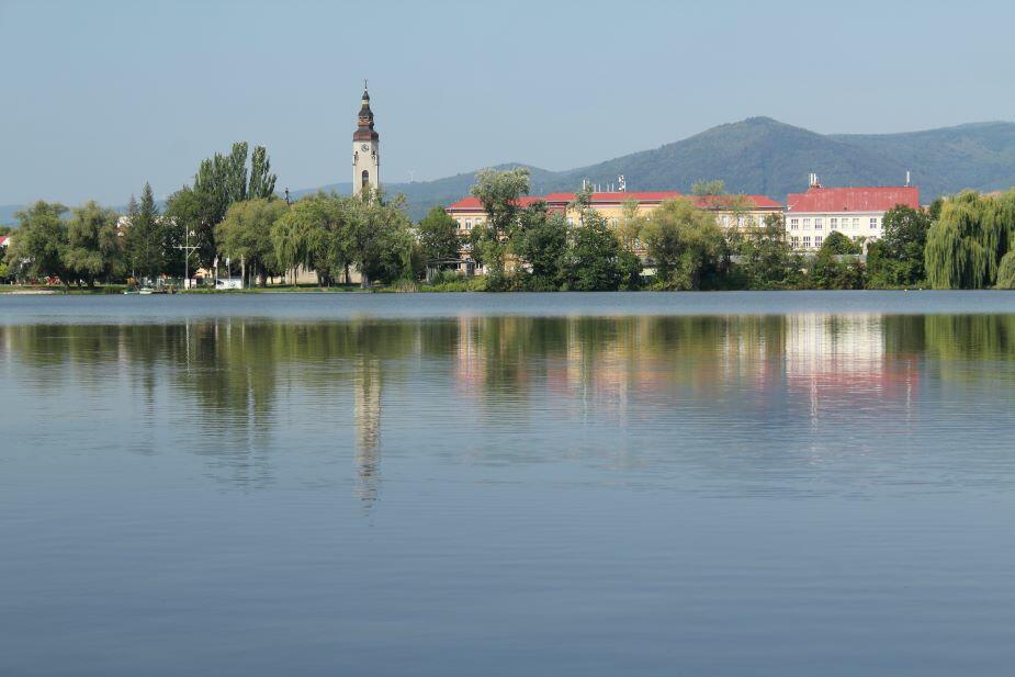 Pohled na kostel Církve československé husitské s vyhlídkovou věží přes jezero Barbora (foto: Miloslav Rejha CC BY-SA 4.0)