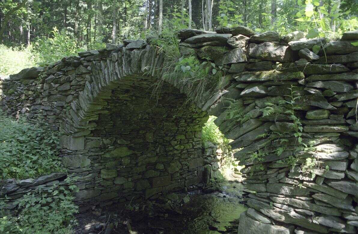 Středověký kamenný most v Mladých Bukách (foto Jiří Matějíček CC BY-SA 4.0)