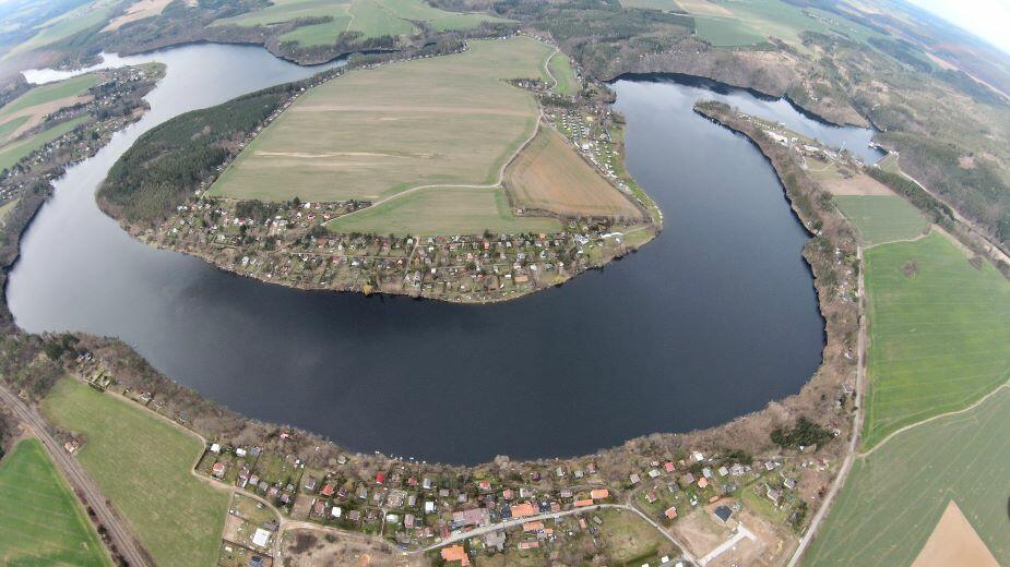 Přehrada Hracholusky - letecký snímek (foto Vlček Fanda CC BY-SA 4.0)